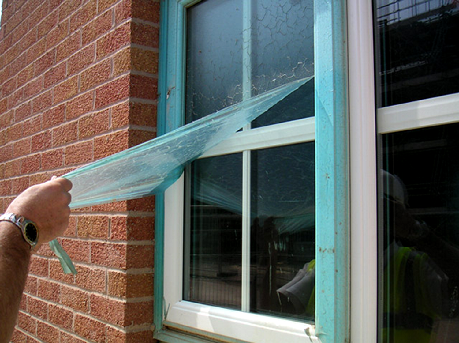 Пленка на окно не видно с улицы. Защитная пленка на окна. Защитная пленка на пластиковых окнах. Защита окон пленкой. Защитные экраны на окна.