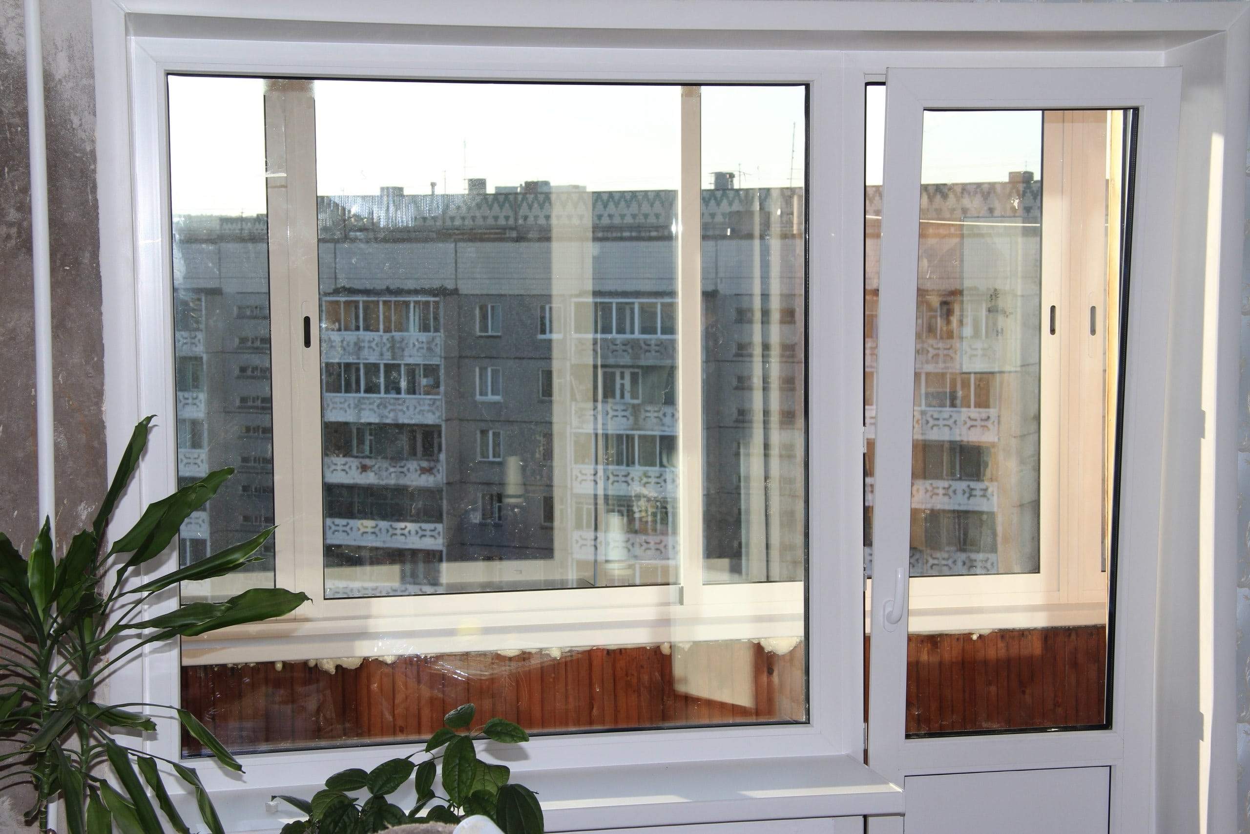 Окна века балкон. Пластиковое окно. Балконные окна пластиковые. Стеклопакет на балкон. Остекление балконного блока.